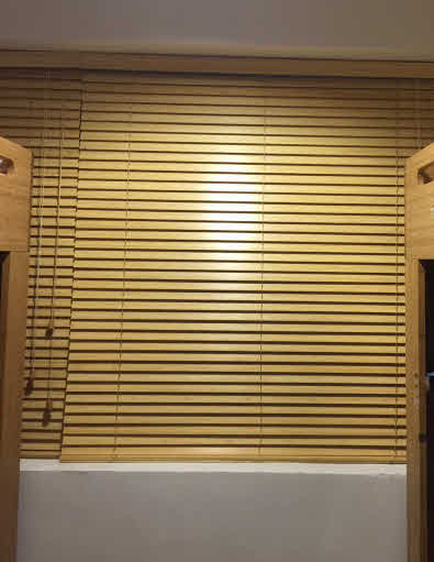 Natural Color wooden Venetian Blind Perfect Match with the Wooden Furniture